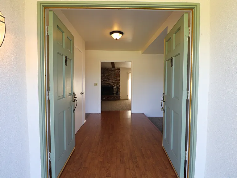630 Newcastle Cir — Photo 2