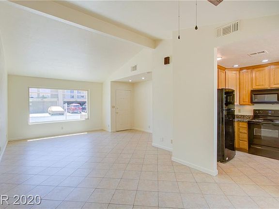 3rd image of 521 Woodcrest Ct