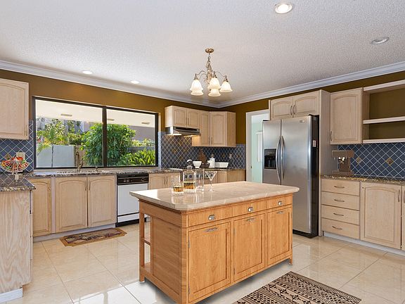 4th image of 945 Beachcomber Ln
