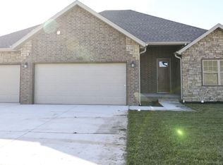 693 N Maplewood Hills Rd, Nixa, MO 65714