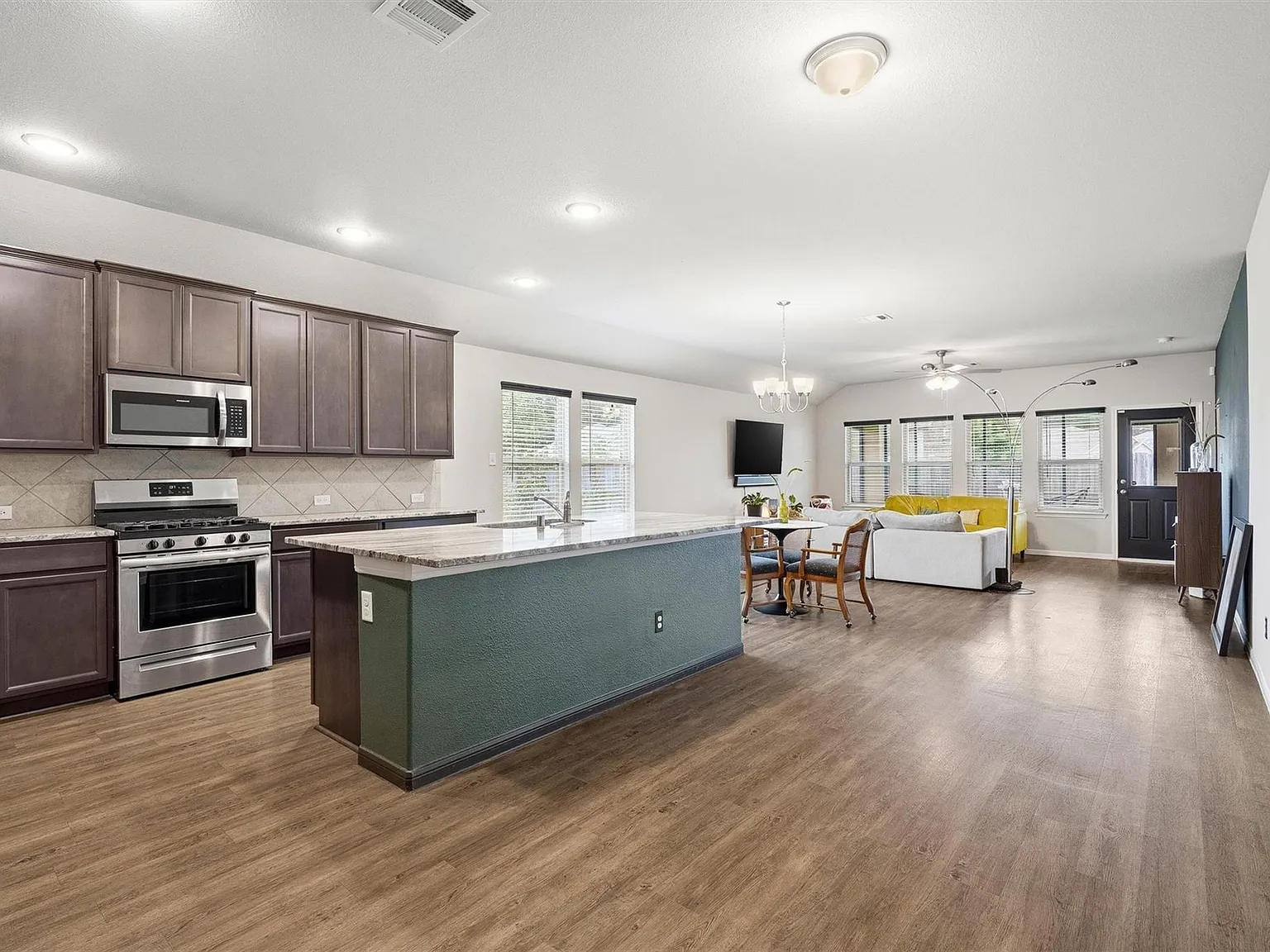 4 bed, 3.0 bath, 2182 sqft, $2,650 — Photo 4