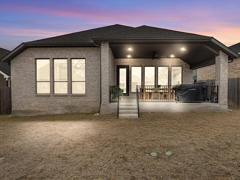 557 Jefferson Dr — Photo 24