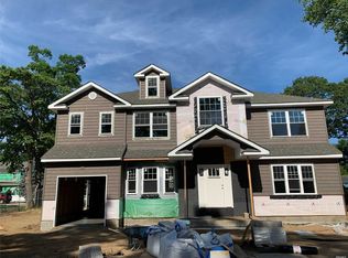 30 Brook Ave, Merrick, NY 11566