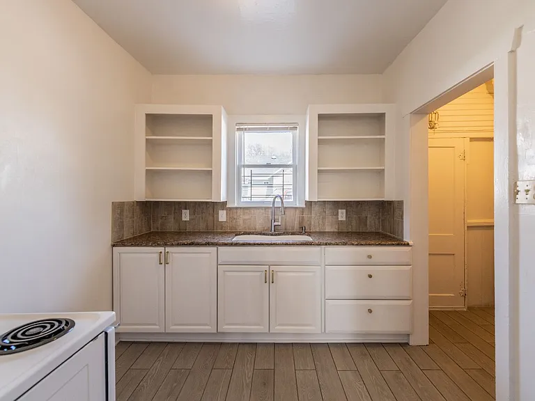 631 E Ashby Pl — Photo 5