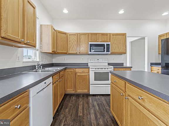 4th image of 6921 Versaille Dr
