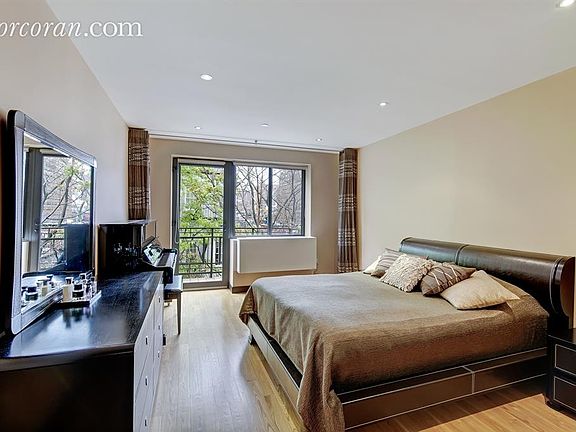 4th image of 306 E 82nd St