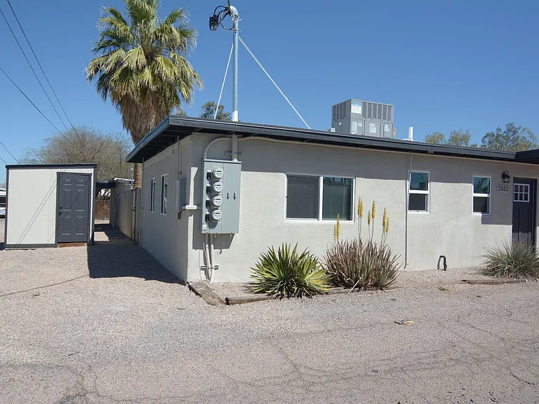 2552 E Silver St — Photo 2