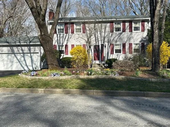 40 Newcastle Dr, Warwick, RI 02818