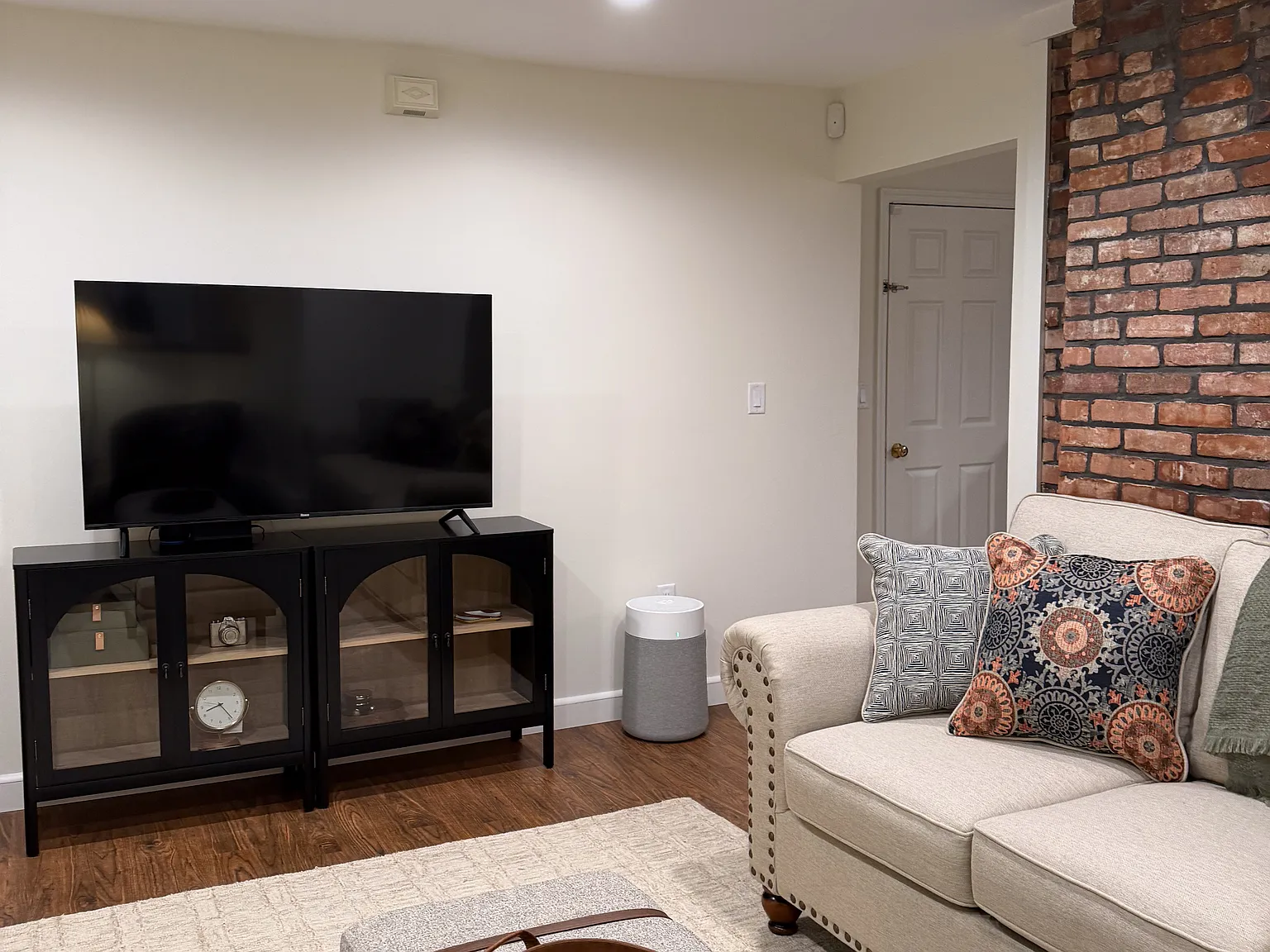 2 bed, 800 sqft, $2,300 — Photo 2