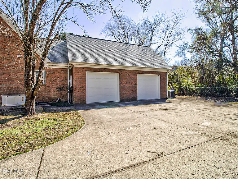 613 Clarendon Ave — Photo 57