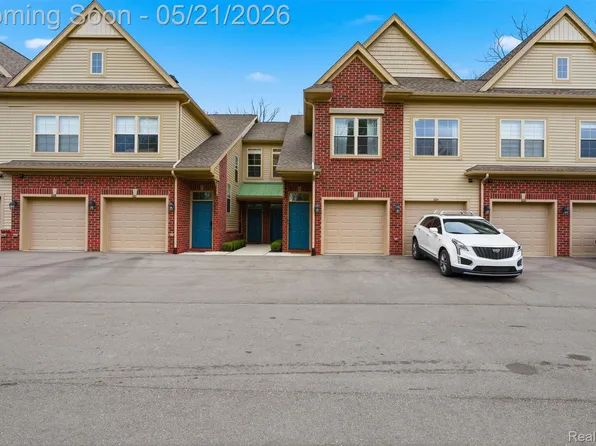606 Pointe Dr, Walled Lake, MI 48390