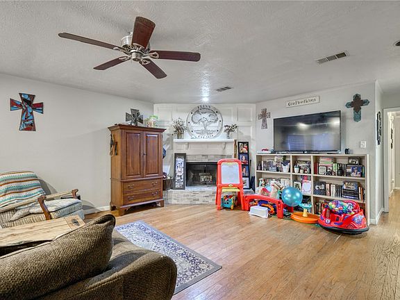 2nd image of 1003 San Saba Dr