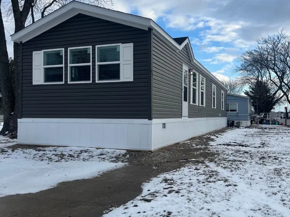 95 Candlelight Dr, Sauk Village, IL 60411