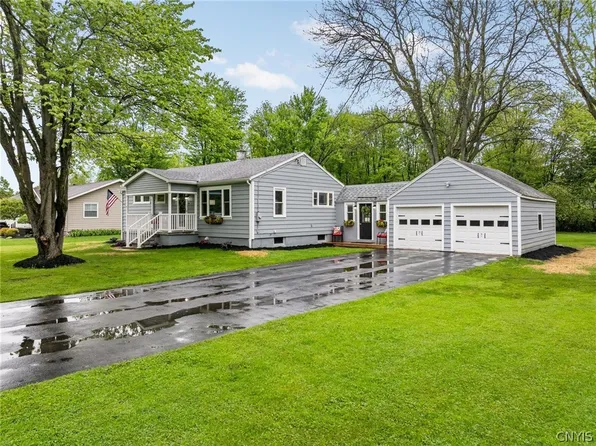 16 Homestead Rd E, Clinton, NY 13323