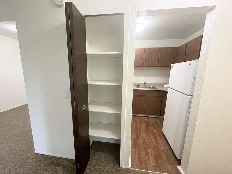 Windsor Place Apartments — Photo 41