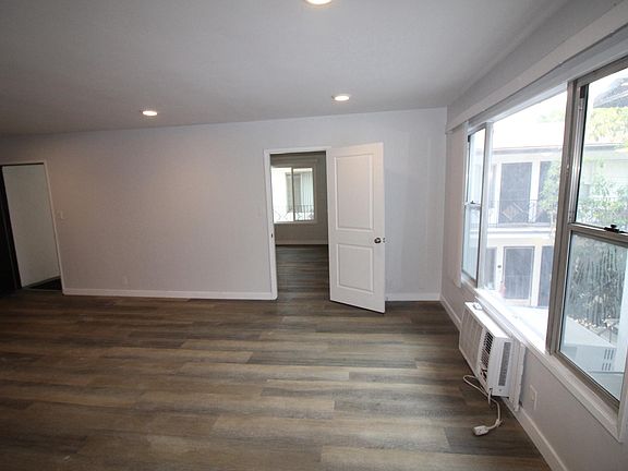 5th image of 750 N Hayworth Ave #14A