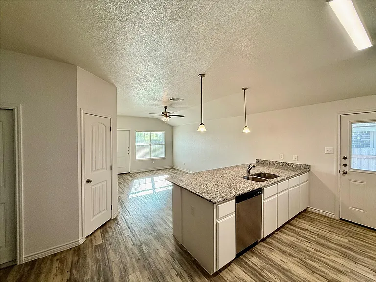 209 Dolphin Dr #B — Photo 4