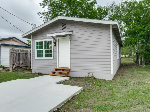 808 Maple St, Jourdanton, TX 78026