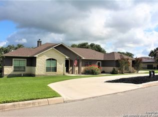 701 Jack Nickolaus Dr, Devine, TX 78016