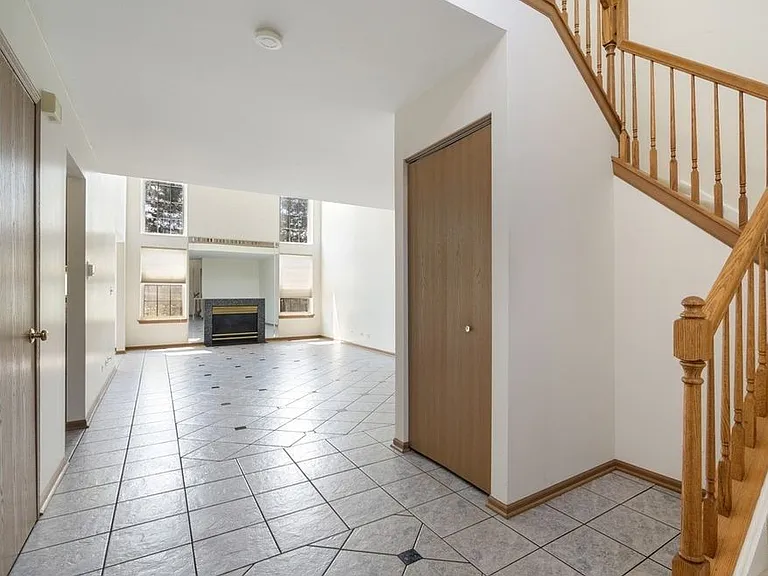 615 Arrowwood Ct — Photo 2
