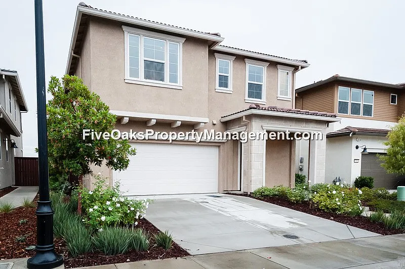 3 bed, 2033 sqft, $3,090 — Photo 1