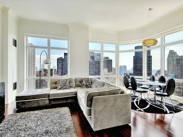 300 East 55th Street image 1 of 7