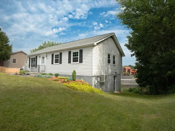 102 Linwood Ct, Stephens City, VA 22655