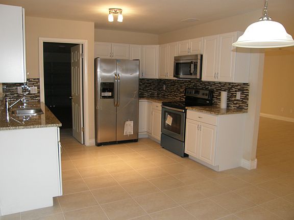 3rd image of 353 SW Bridgeport Dr