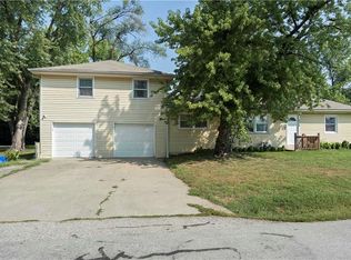 8218 Pence Rd, Pleasant Valley, MO 64068