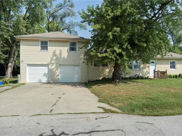 8218 Pence Rd, Pleasant Valley, MO 64068