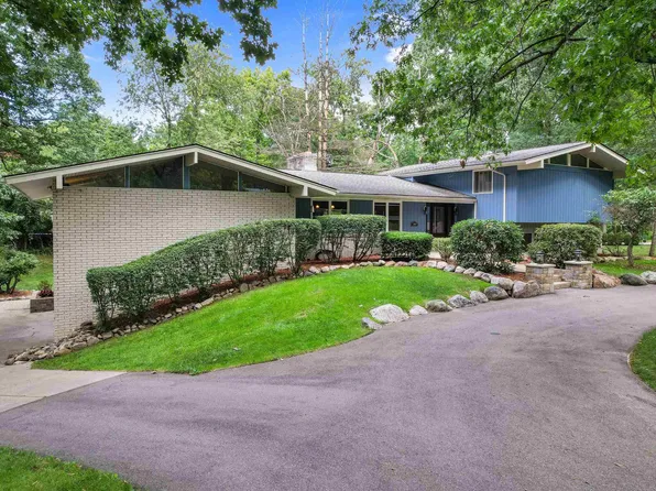 2600 S Christian Hills Dr, Rochester Hills, MI 48309