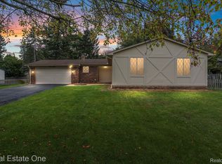 3098 Moraine Dr, Brighton, MI 48114