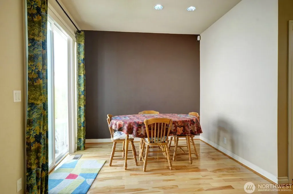 3 bed, 2.5 bath, 2250 sqft, $4,315 — Photo 4