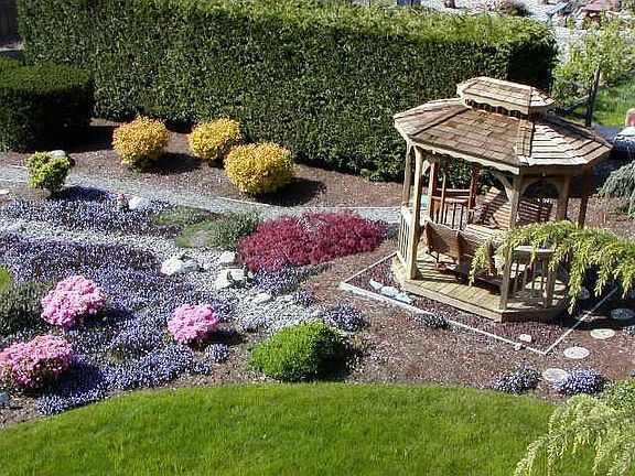 Backyard w/gazebo swing