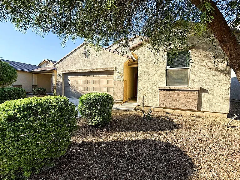 6218 W Laurie Ln — Photo 1