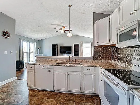 1919 Barnard Dr — Photo 2