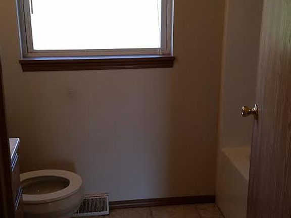 2nd image of 705 Maquoketa Townhome 1/2 Ia 1/2 Townhome 1/2