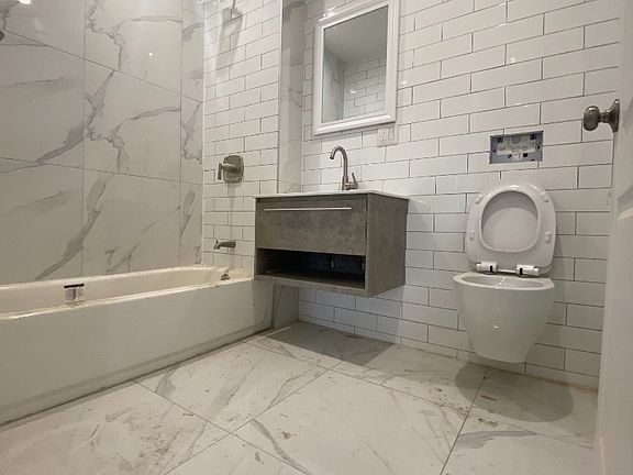 4th image of 2513 Wallace Ave