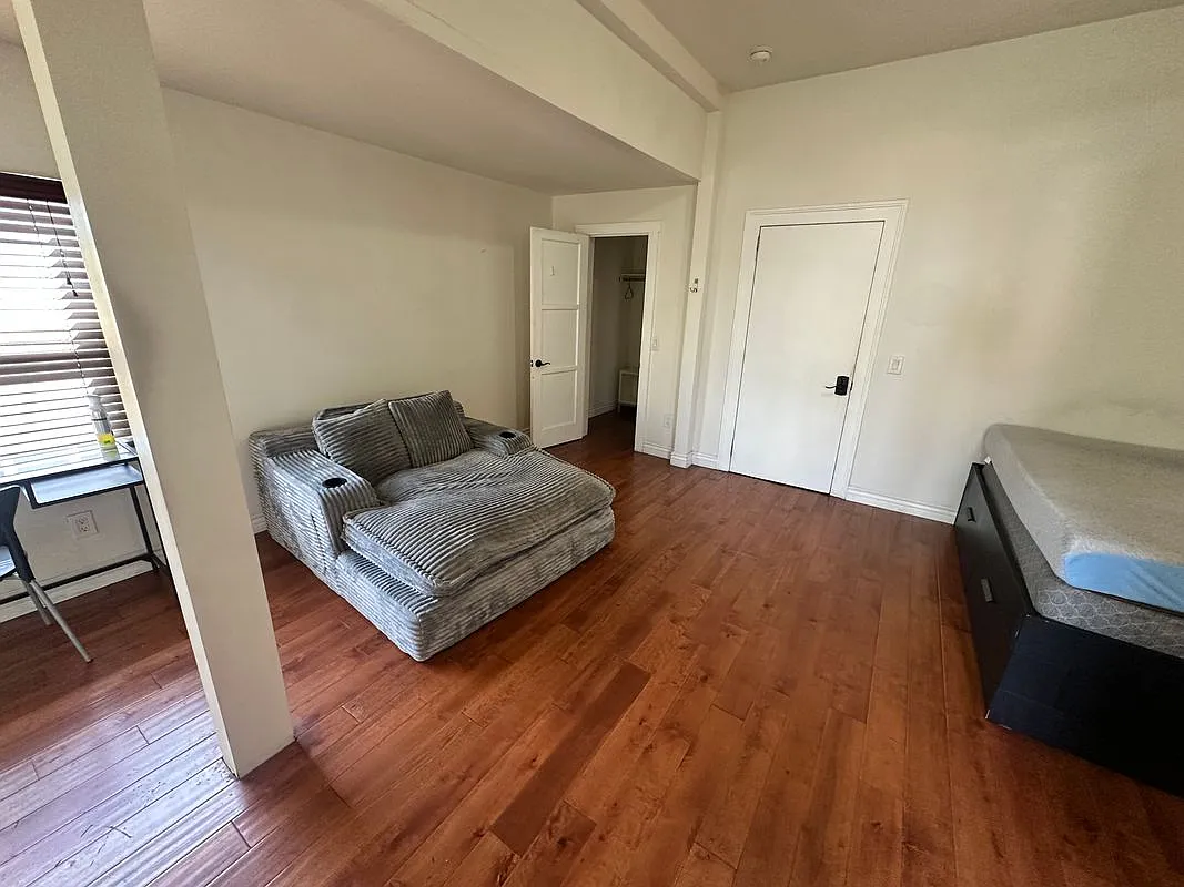 1 bed, 1.0 bath, 300 sqft, $1,200 — Photo 4