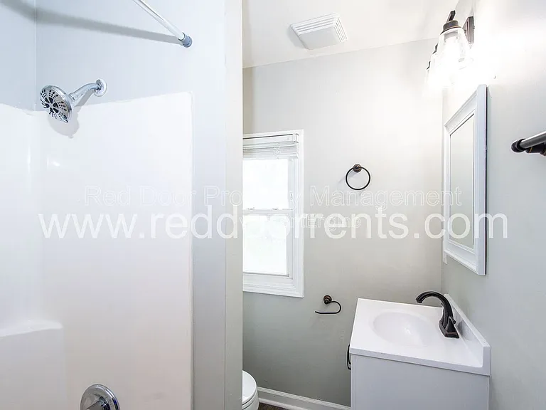 1329 E Market St #8 — Photo 27