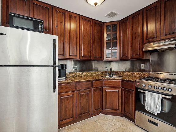 2nd image of 468 17th St #B2