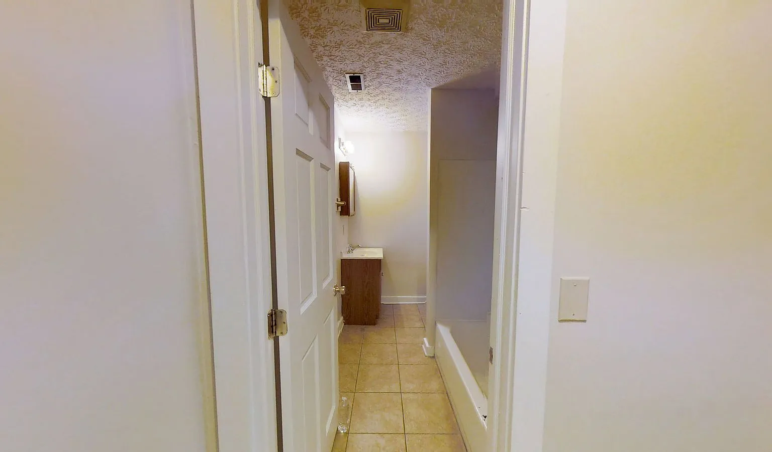 3 bed, 1.0 bath, 1050 sqft, $1,299 — Photo 4