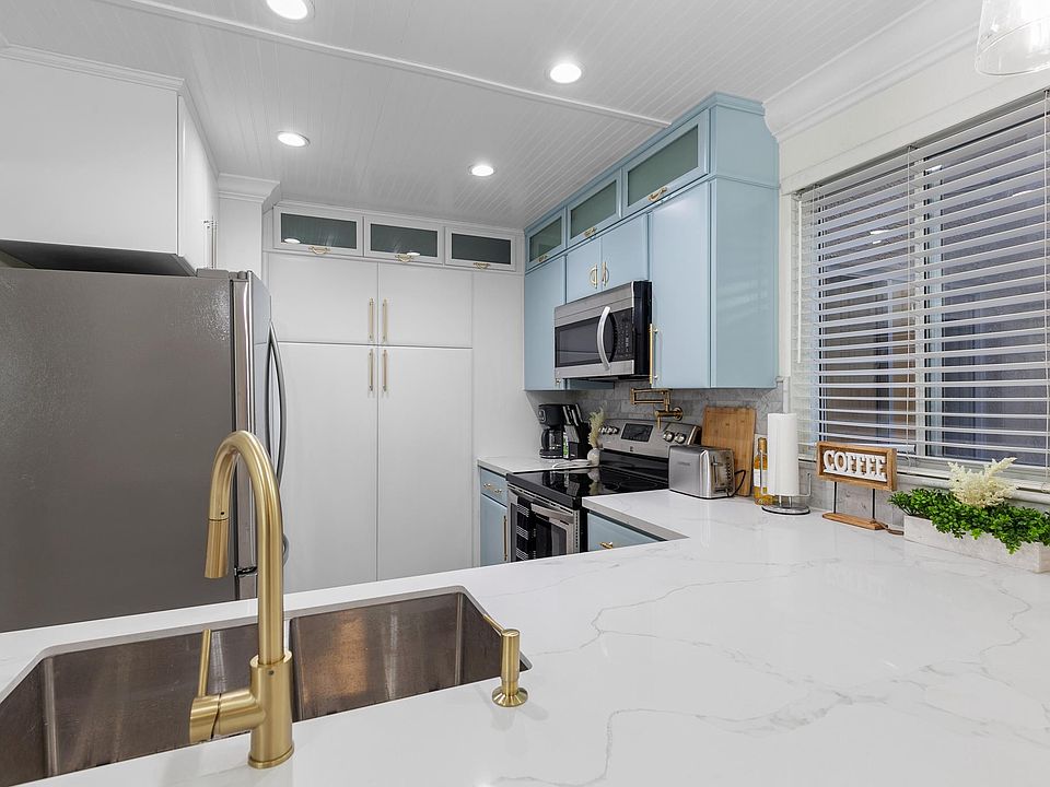 Newly refurbished kitchen, fully stocked, including pot filler & stainless appliances