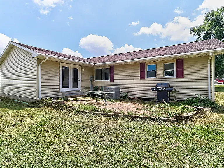 215 E Sycamore St — Photo 15