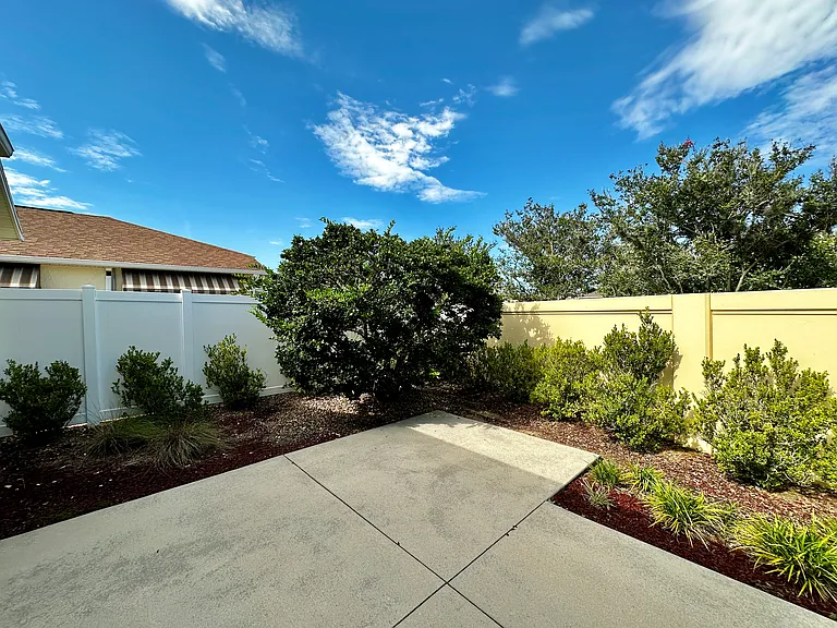 2079 Hydrangea Ave — Photo 18