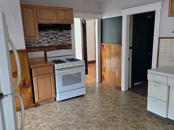 3rd image of 260 Walton St Floor 2