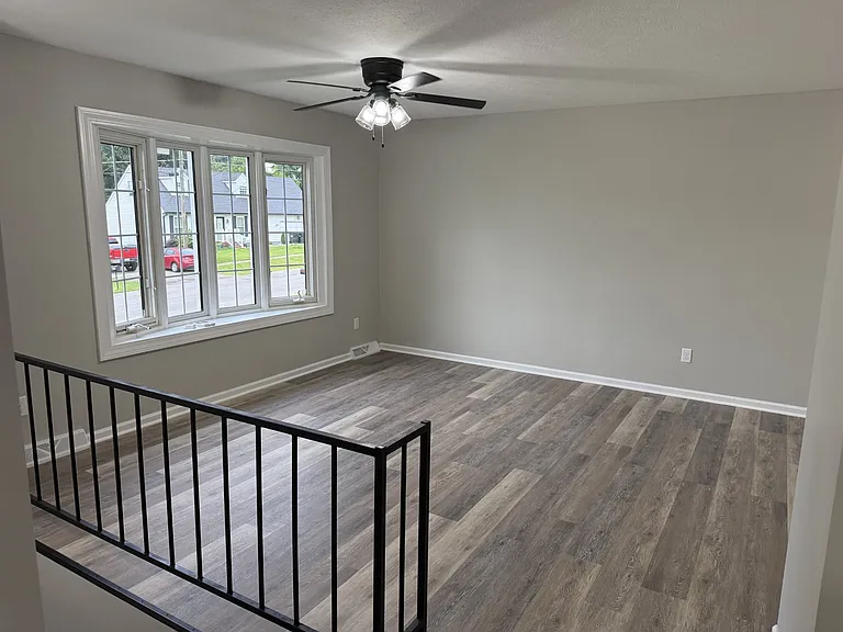 Crestview Dr — Photo 2