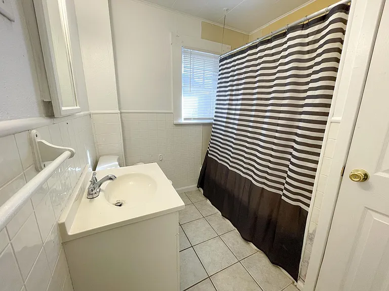 1025 Prickett Ave — Photo 15
