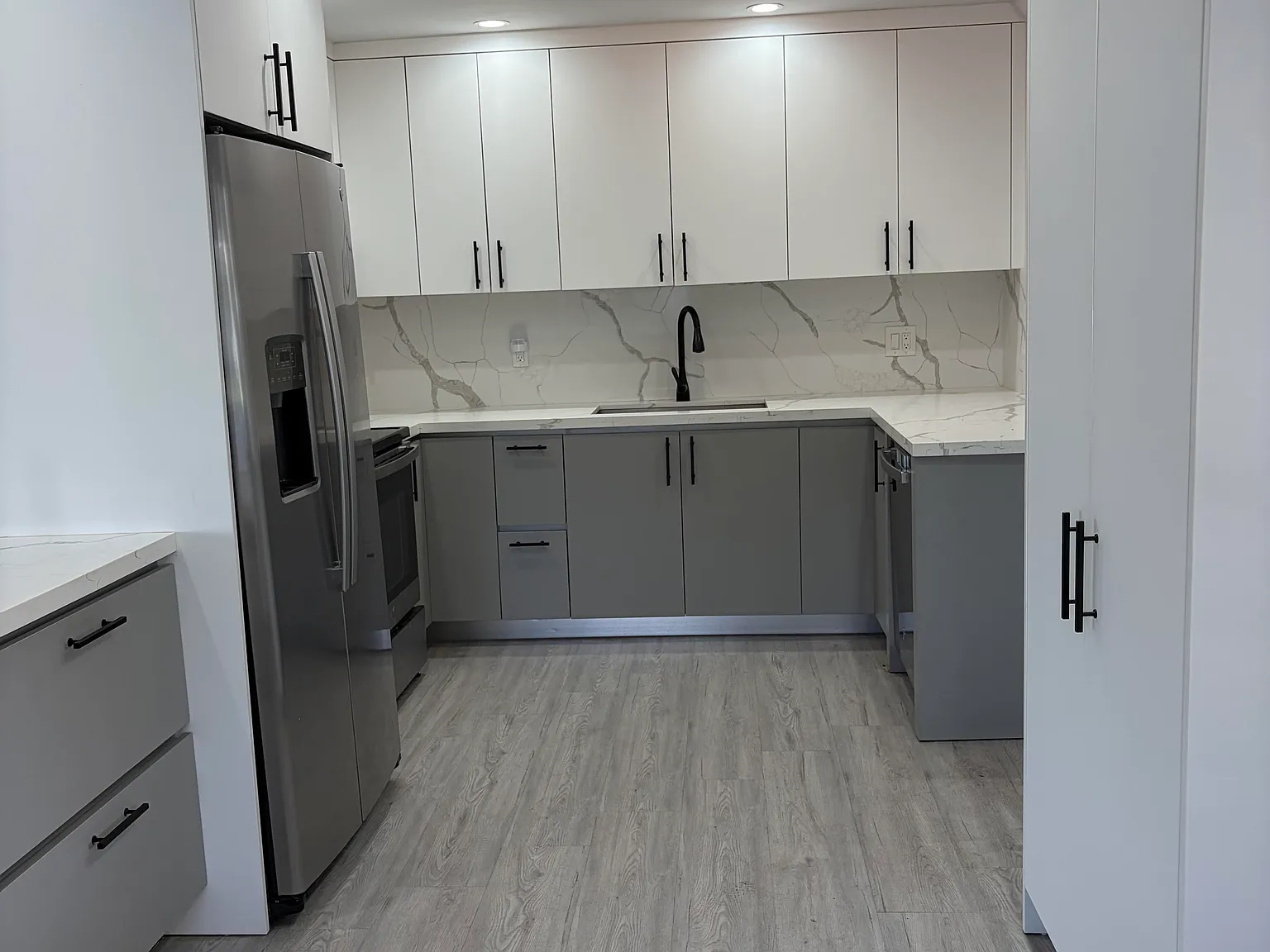 3 bed, 1600 sqft, $3,929 — Photo 2