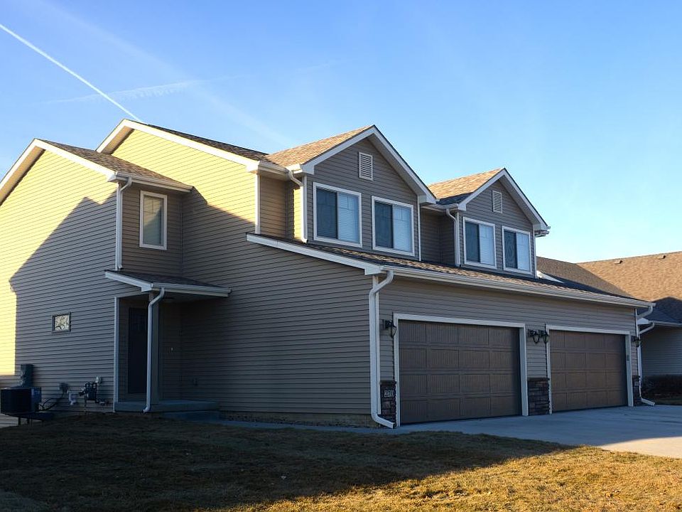 Front view of property
